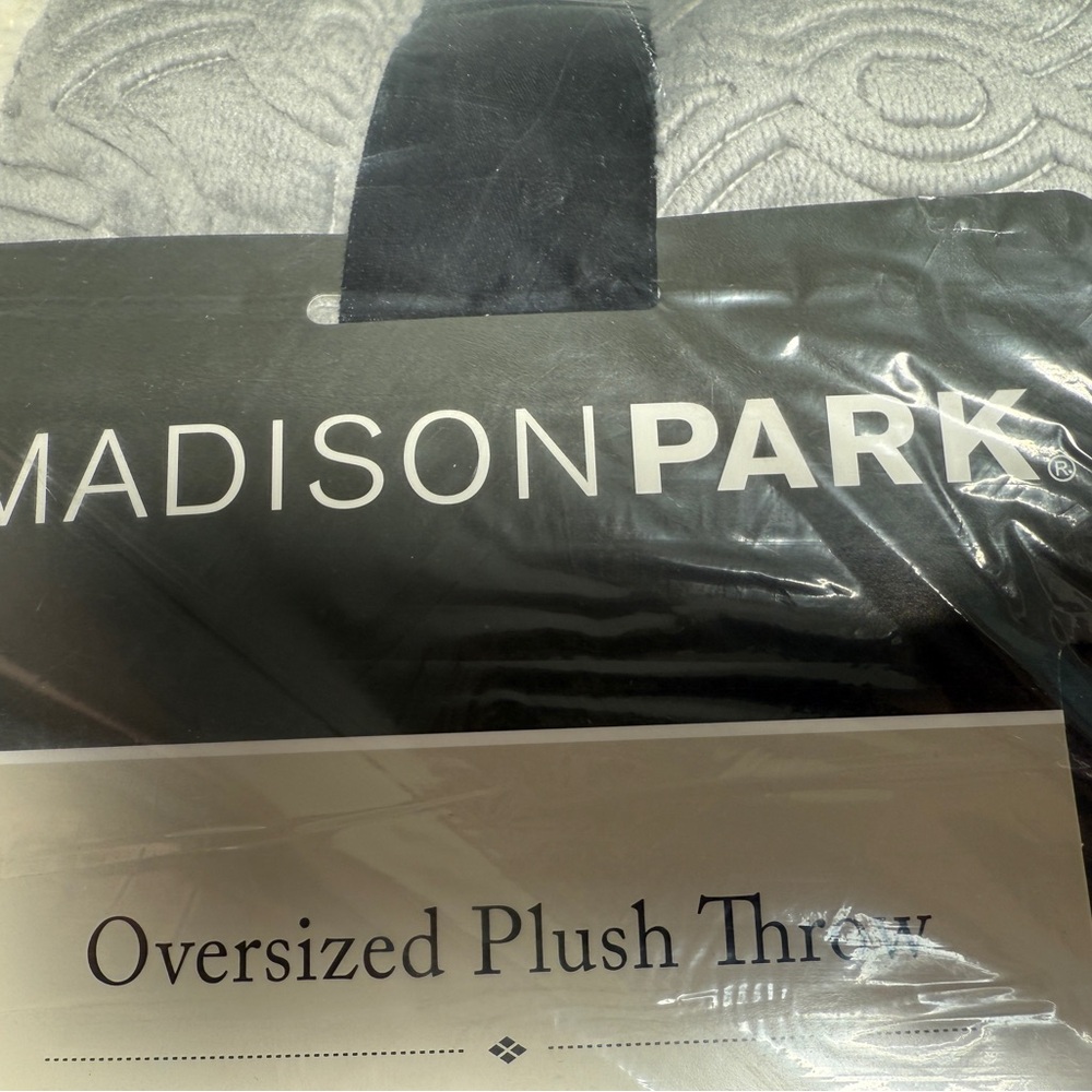 🆕 ✨ Madison Park Oversized Plush Throw Blanket – Grey 60” X 70” 🩶🤍🩶 NWT - Picture 14 of 16